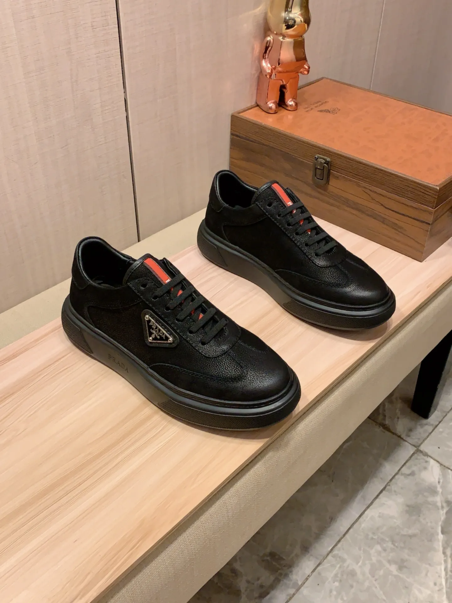 New model: Factory price: 460💰💰🎩🎩[Lightning][Lightning] "Prada Men's Shoes 💰pRADA*" The latest and most popular casual shoes, top brands [seduce] luxury~purchase, top~quality. [Strong] The upper is made of imported breathable and polished cowhide material ➕ Breathable sheepskin feet (•) with fine workmanship. The original stylish and stylish soft rubber wear-resistant and non-slip outsole is light and comfortable on the feet. The real thing looks better when photographed in person. 0186: code: 38-44, 4️⃣ colors selected
